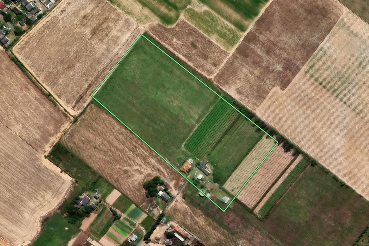 Imagem de satélite do imóvel rural em Araranguá (SC), com o contorno declarado no CAR desenhado por cima.