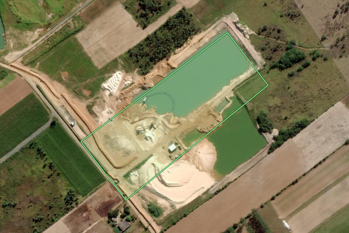 Imagem de satélite do imóvel rural em Araranguá (SC), com o contorno declarado no CAR desenhado por cima.