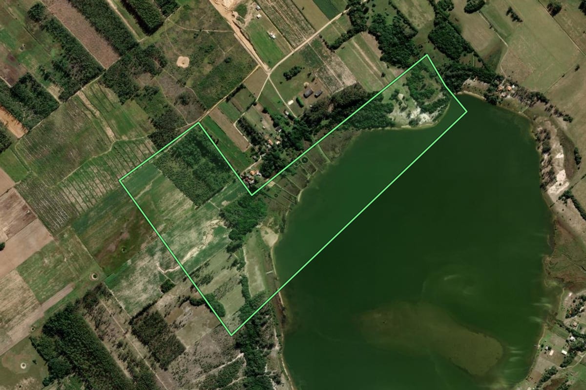 Imagem de satélite do imóvel rural em Araranguá (SC), com o contorno declarado no CAR desenhado por cima.