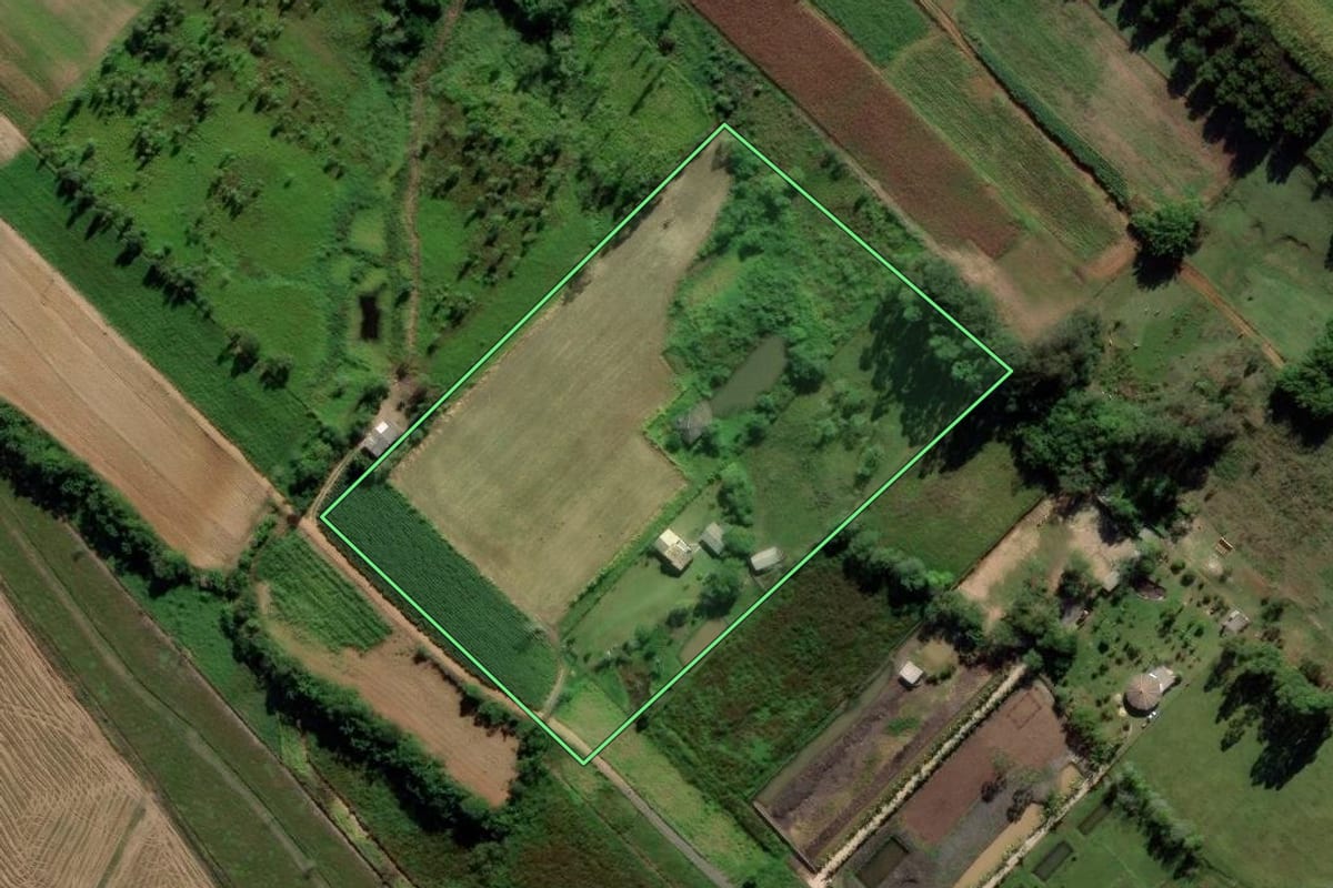 Imagem de satélite do imóvel rural em Araranguá (SC), com o contorno declarado no CAR desenhado por cima.