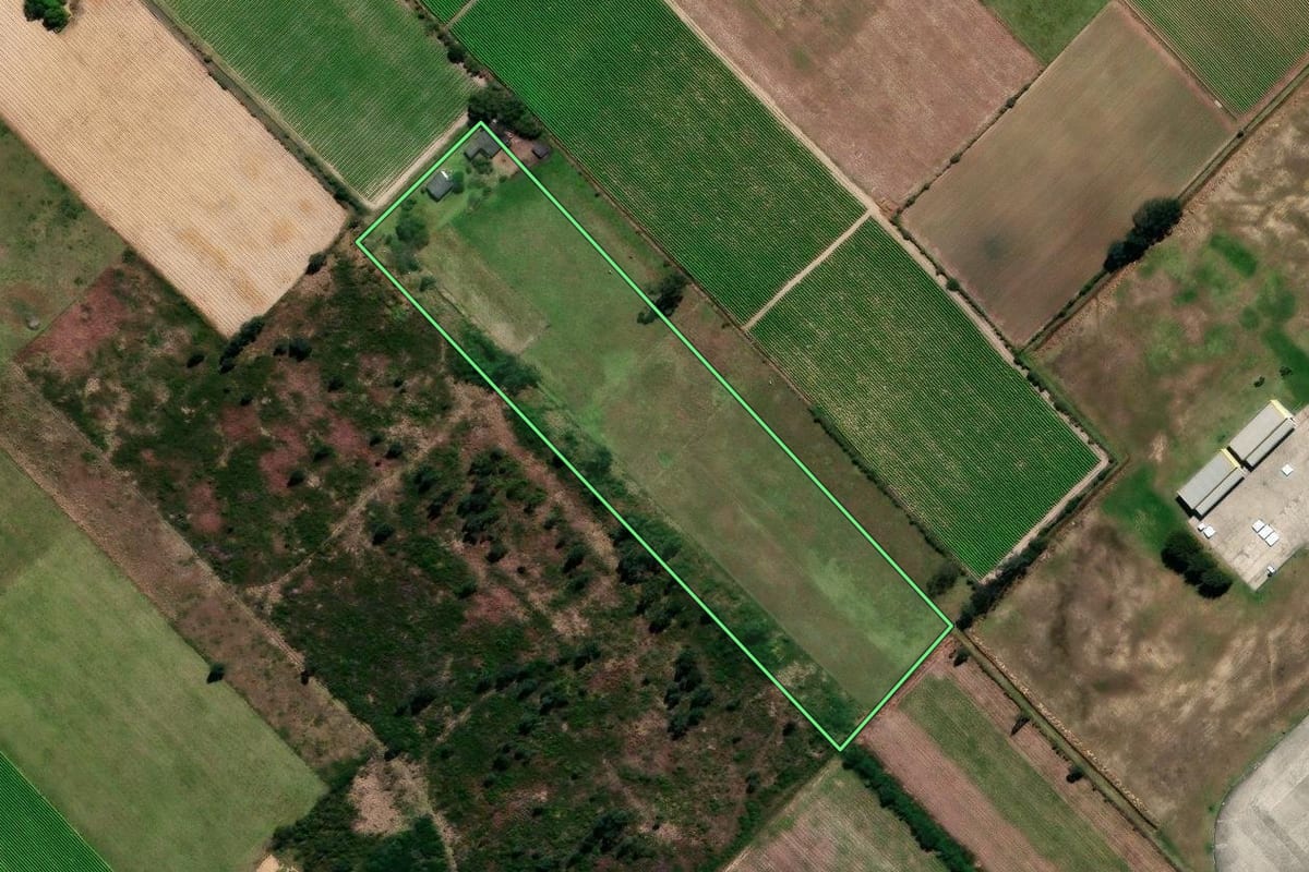 Imagem de satélite do imóvel rural em Araranguá (SC), com o contorno declarado no CAR desenhado por cima.