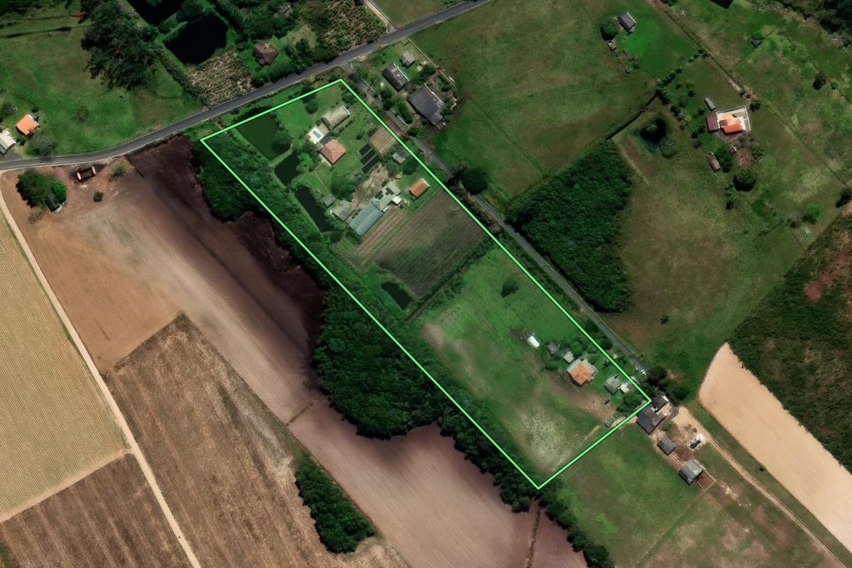 Imagem de satélite do imóvel rural em Araranguá (SC), com o contorno declarado no CAR desenhado por cima.