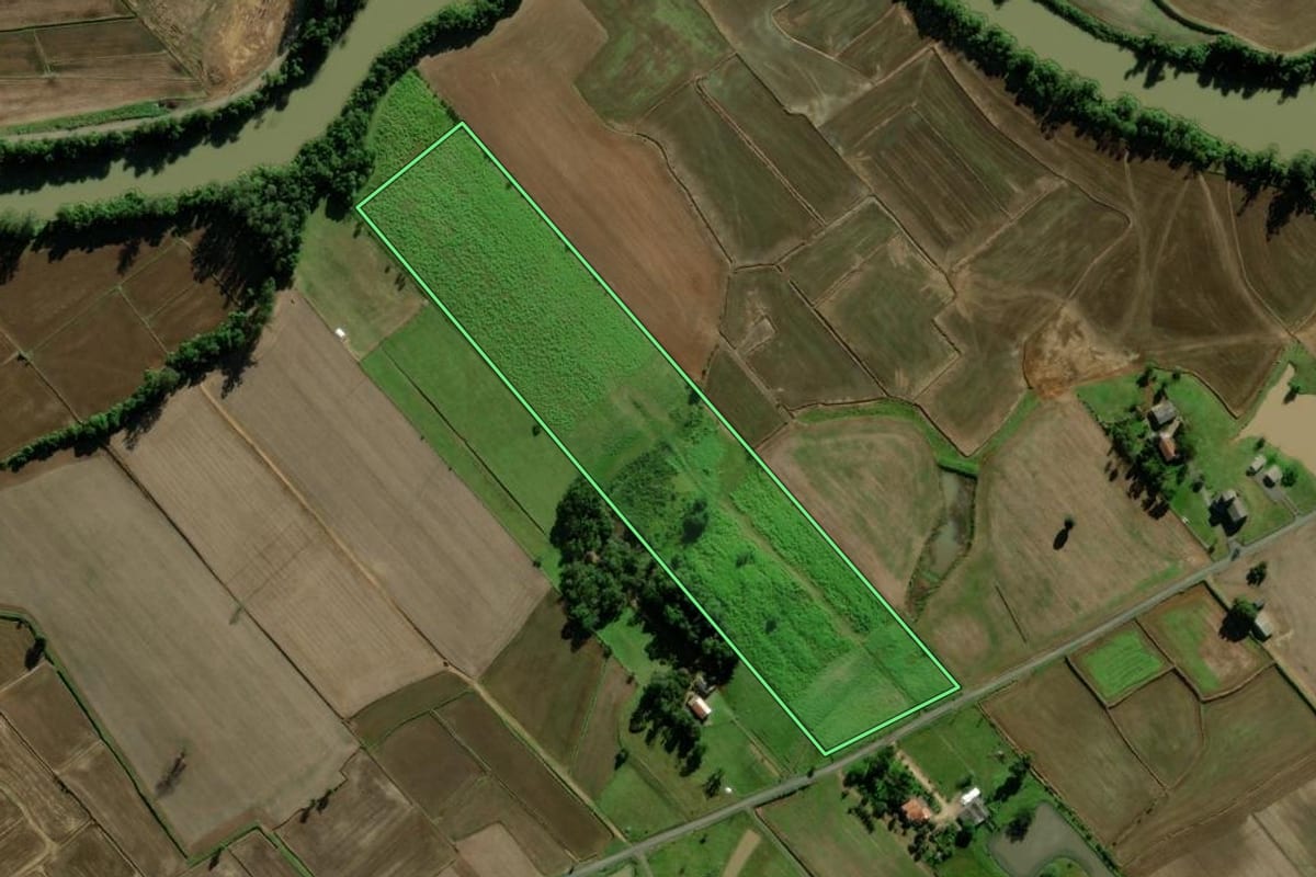 Imagem de satélite do imóvel rural em Araranguá (SC), com o contorno declarado no CAR desenhado por cima.