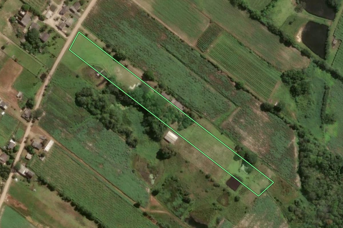 Imagem de satélite do imóvel rural em Araranguá (SC), com o contorno declarado no CAR desenhado por cima.