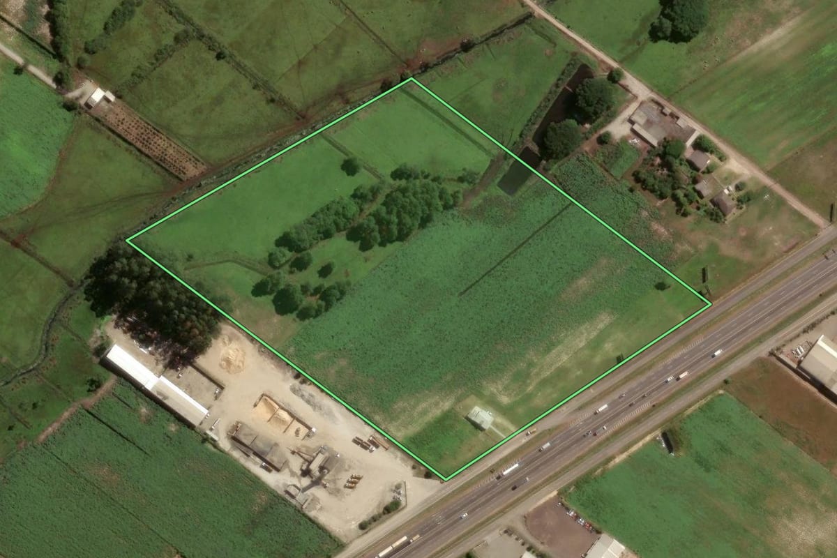 Imagem de satélite do imóvel rural em Araranguá (SC), com o contorno declarado no CAR desenhado por cima.