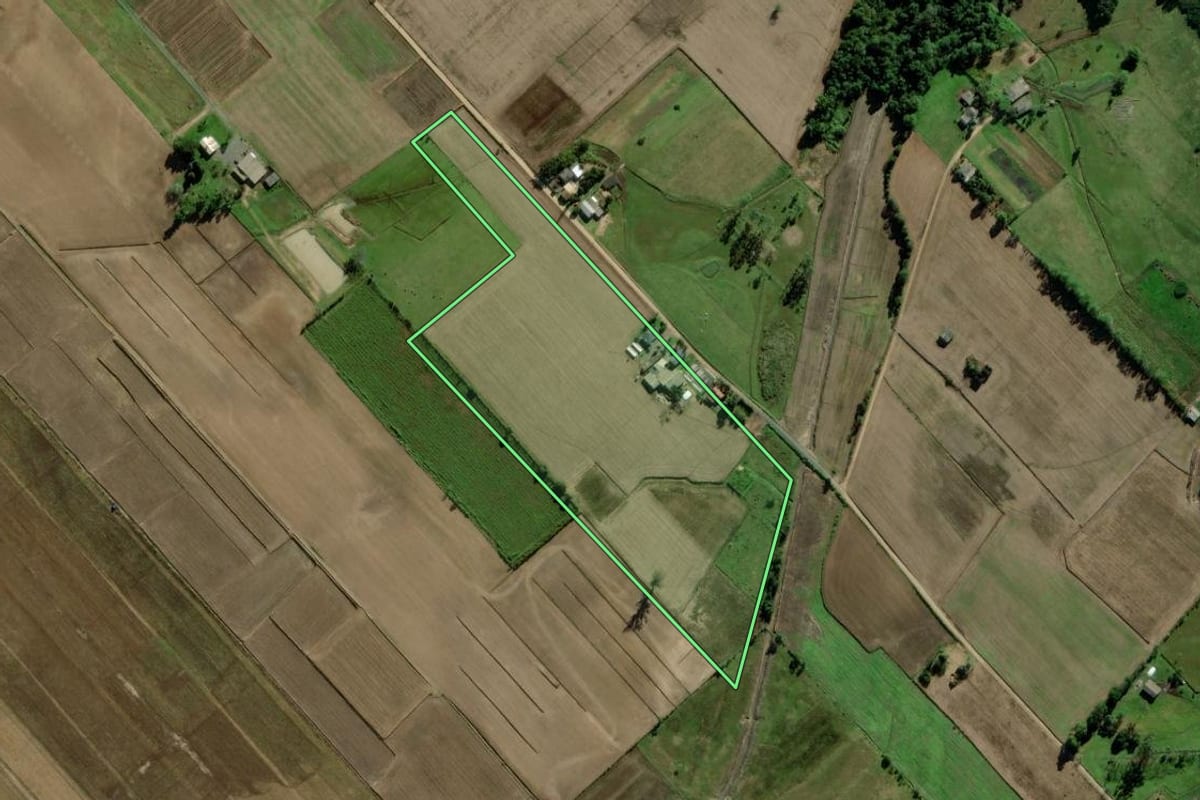 Imagem de satélite do imóvel rural em Araranguá (SC), com o contorno declarado no CAR desenhado por cima.