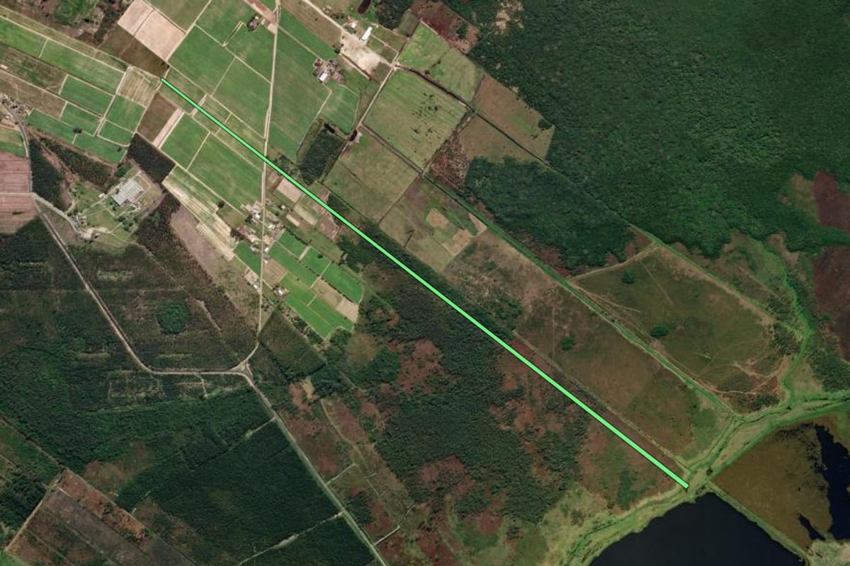 Imagem de satélite do imóvel rural em Araranguá (SC), com o contorno declarado no CAR desenhado por cima.