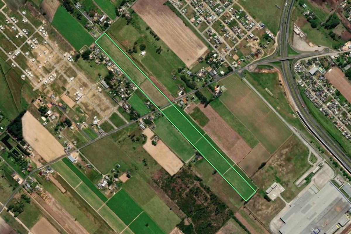Imagem de satélite do imóvel rural em Araranguá (SC), com o contorno declarado no CAR desenhado por cima.