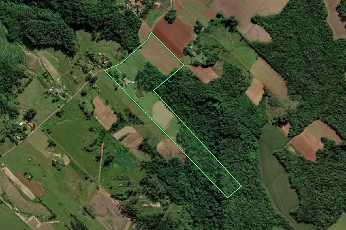Imagem de satélite do imóvel rural em Araranguá (SC), com o contorno declarado no CAR desenhado por cima.