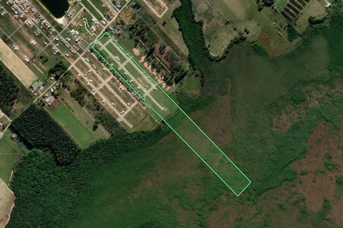 Imagem de satélite do imóvel rural em Araranguá (SC), com o contorno declarado no CAR desenhado por cima.