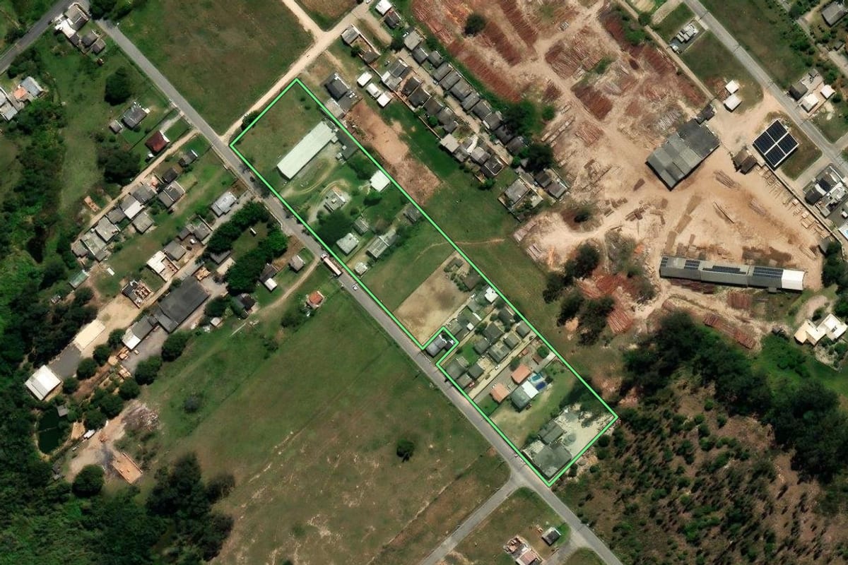 Imagem de satélite do imóvel rural em Araranguá (SC), com o contorno declarado no CAR desenhado por cima.