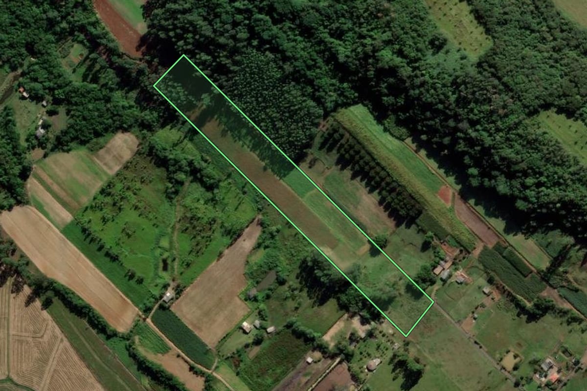 Imagem de satélite do imóvel rural em Araranguá (SC), com o contorno declarado no CAR desenhado por cima.