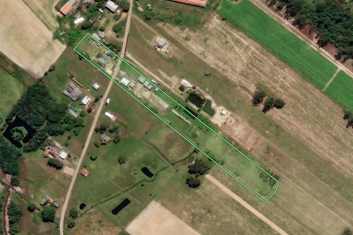 Imagem de satélite do imóvel rural em Araranguá (SC), com o contorno declarado no CAR desenhado por cima.