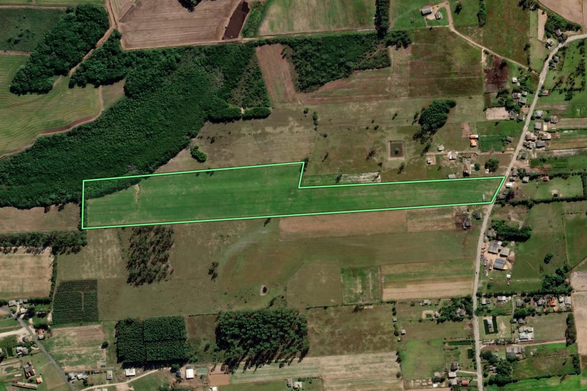 Imagem de satélite do imóvel rural em Araranguá (SC), com o contorno declarado no CAR desenhado por cima.