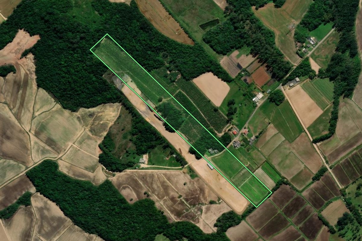 Imagem de satélite do imóvel rural em Araranguá (SC), com o contorno declarado no CAR desenhado por cima.