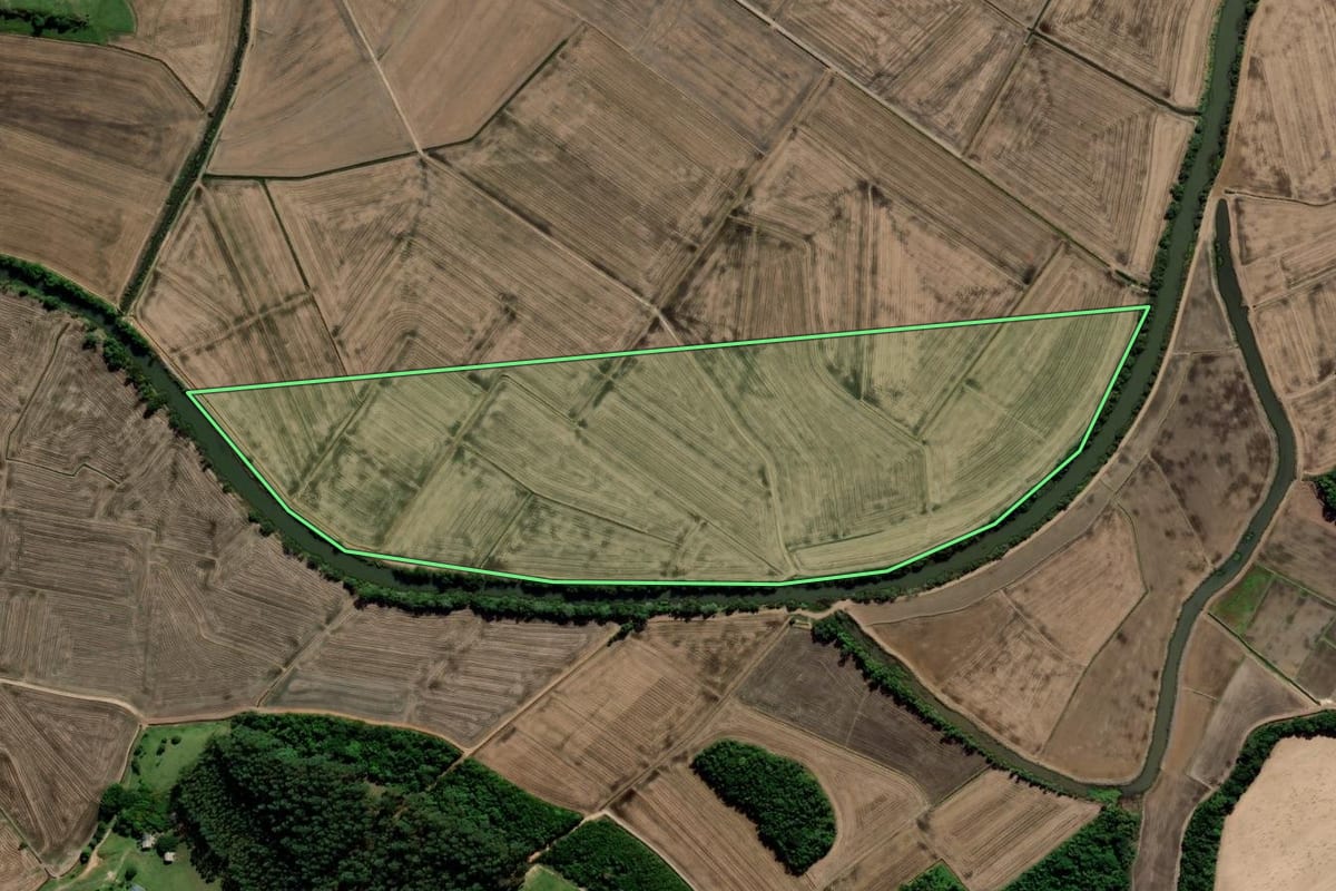 Imagem de satélite do imóvel rural em Araranguá (SC), com o contorno declarado no CAR desenhado por cima.