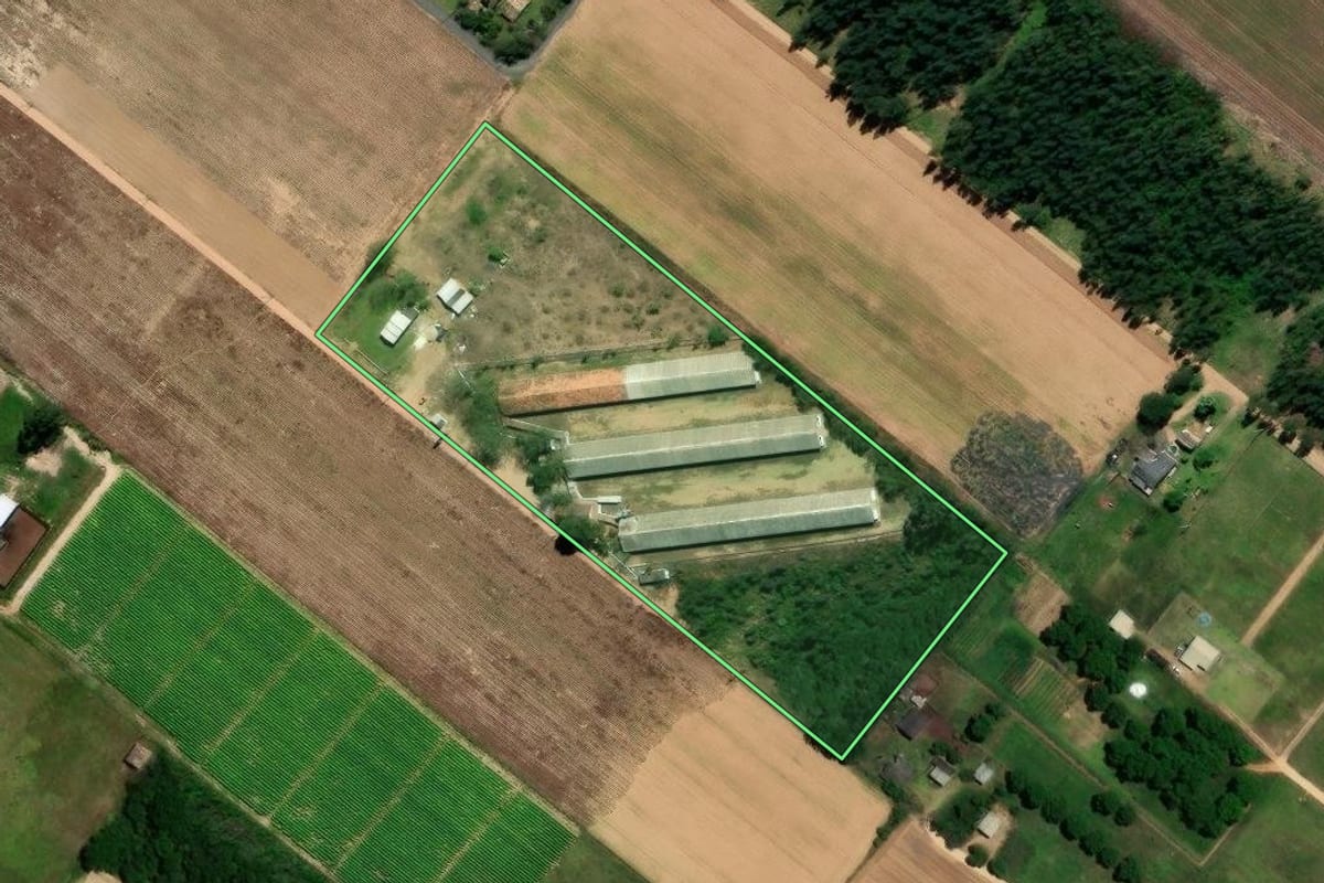 Imagem de satélite do imóvel rural em Araranguá (SC), com o contorno declarado no CAR desenhado por cima.