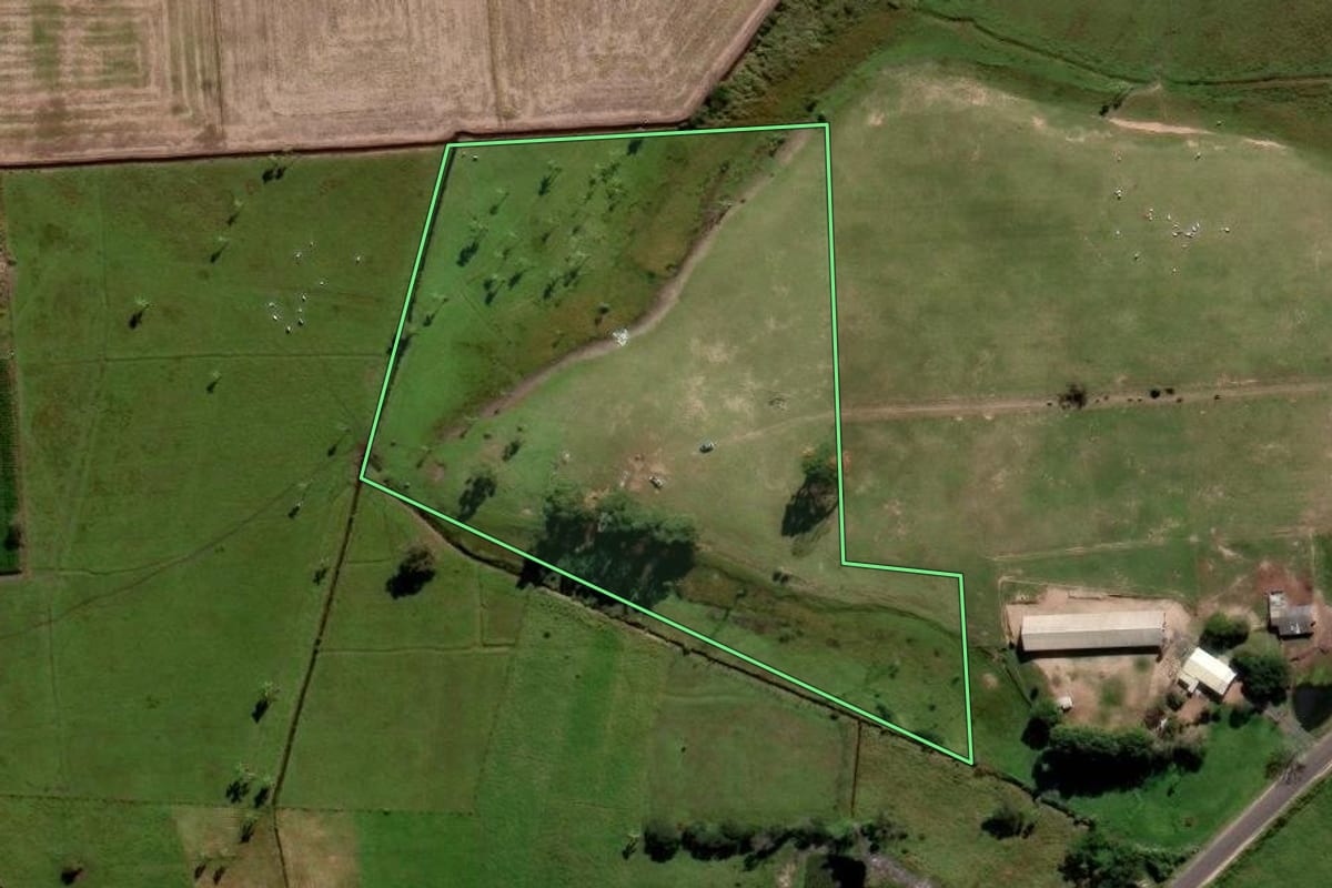 Imagem de satélite do imóvel rural em Araranguá (SC), com o contorno declarado no CAR desenhado por cima.
