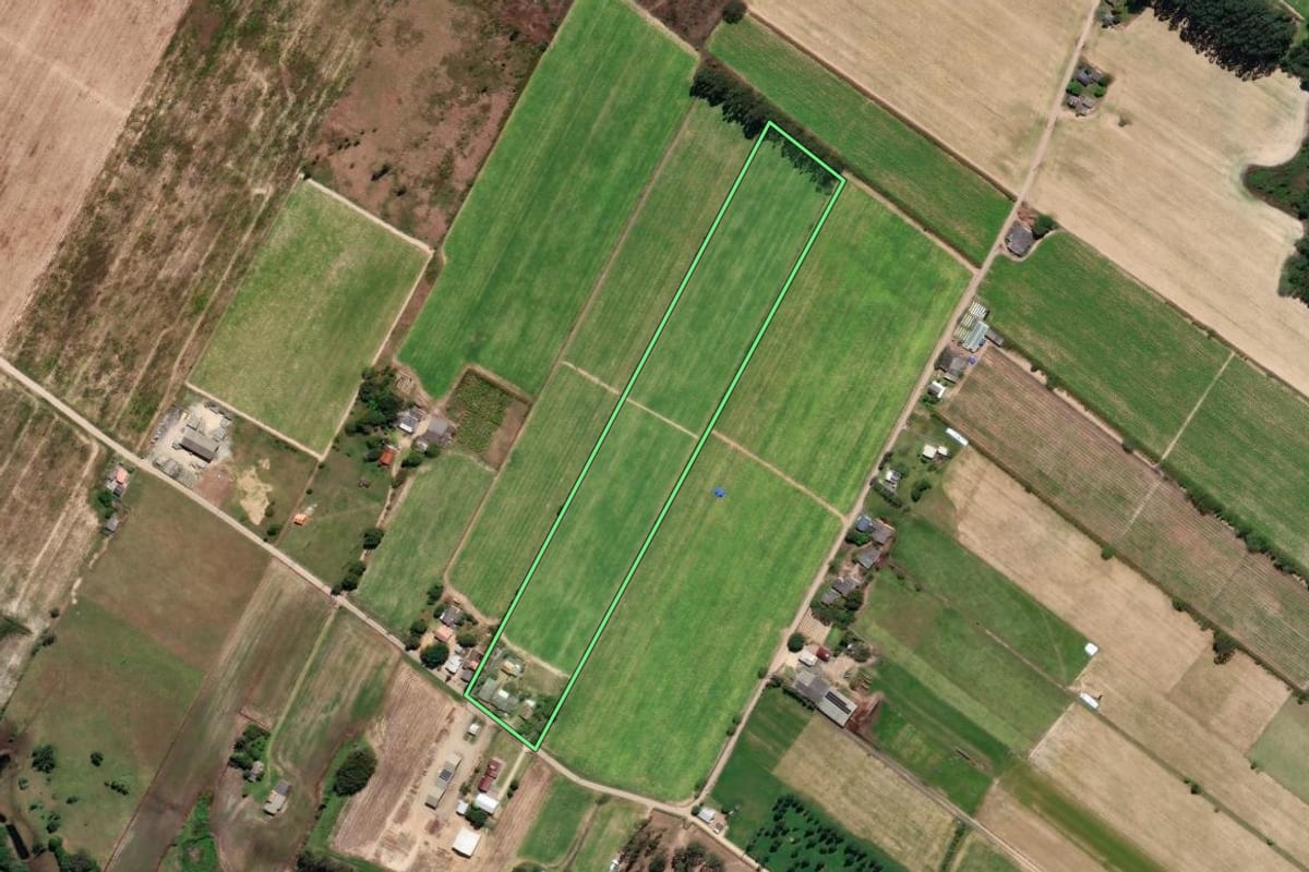 Imagem de satélite do imóvel rural em Araranguá (SC), com o contorno declarado no CAR desenhado por cima.