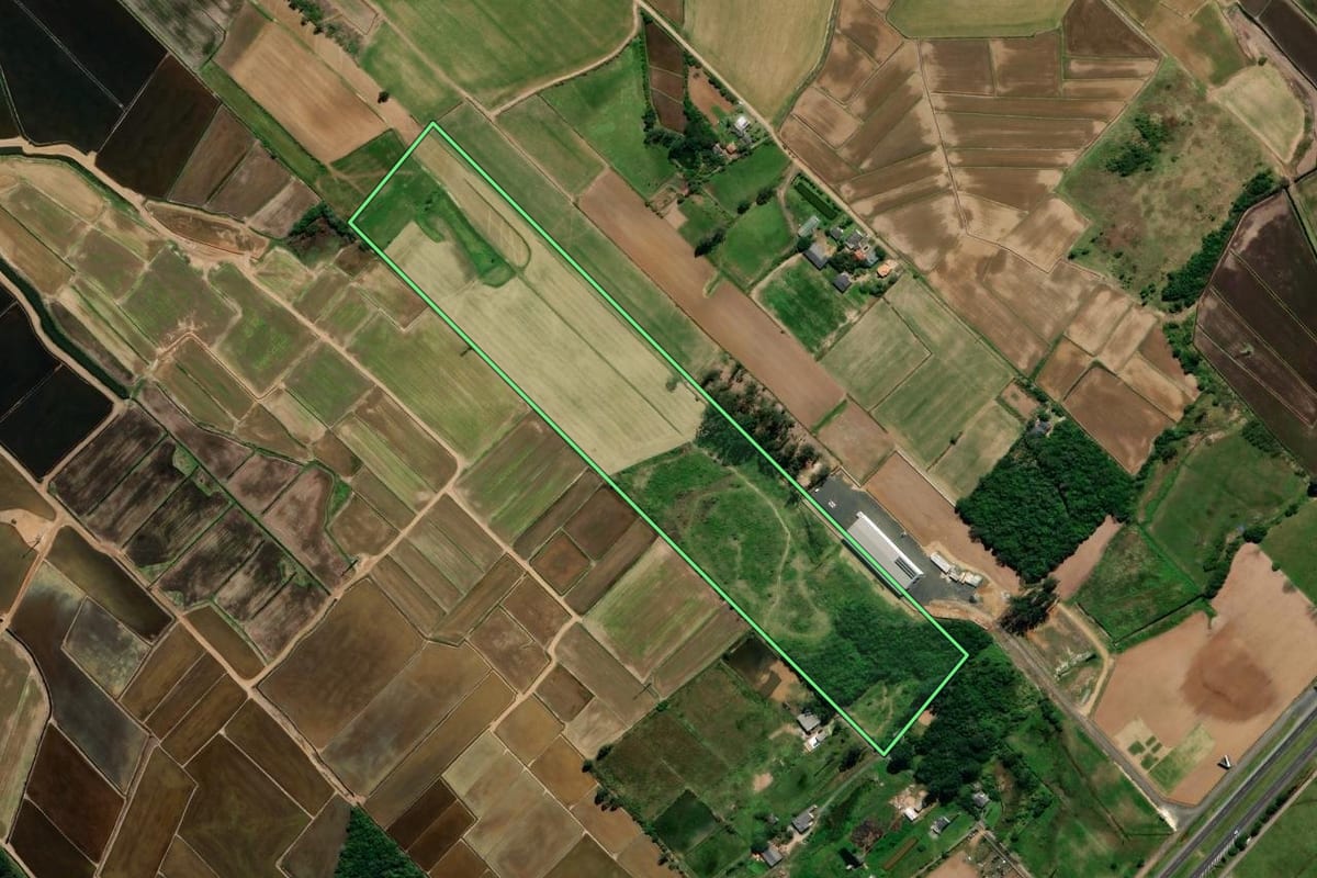 Imagem de satélite do imóvel rural em Araranguá (SC), com o contorno declarado no CAR desenhado por cima.