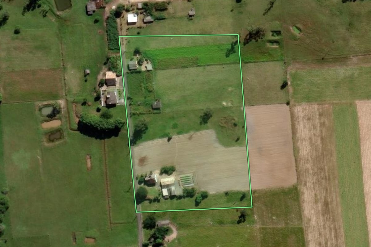 Imagem de satélite do imóvel rural em Araranguá (SC), com o contorno declarado no CAR desenhado por cima.
