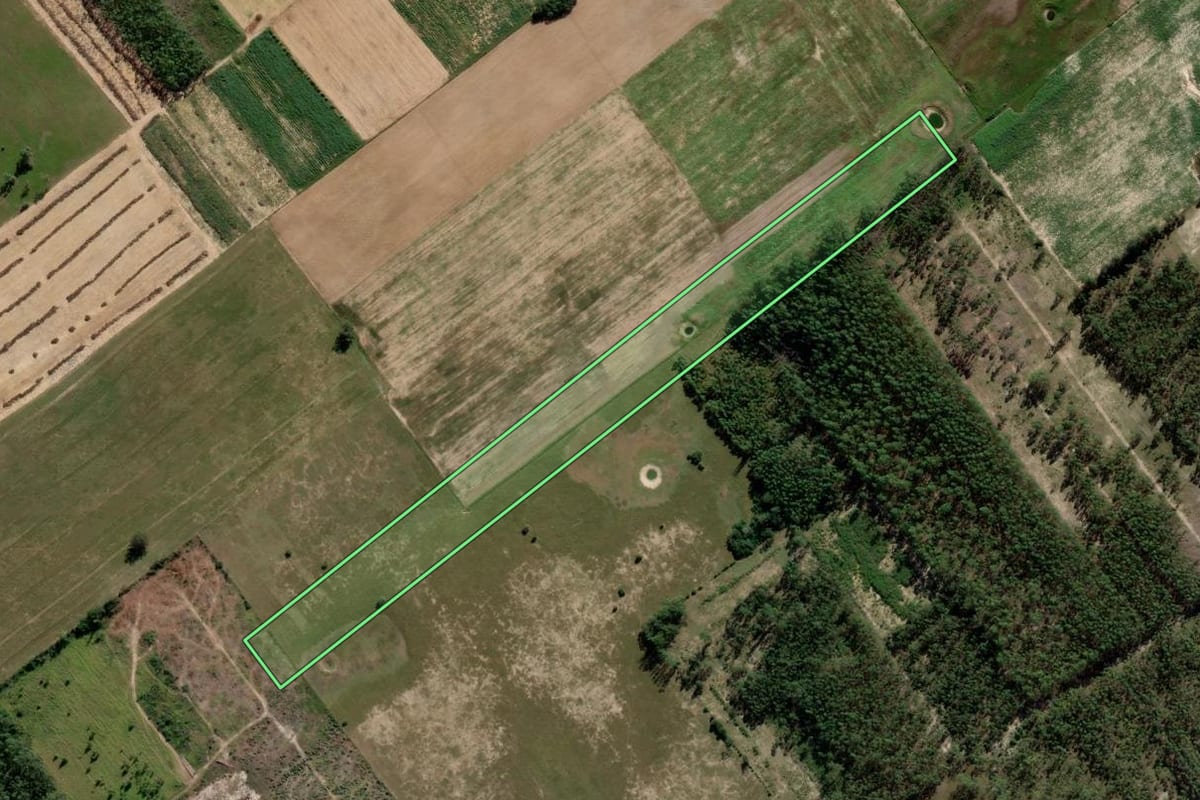 Imagem de satélite do imóvel rural em Araranguá (SC), com o contorno declarado no CAR desenhado por cima.
