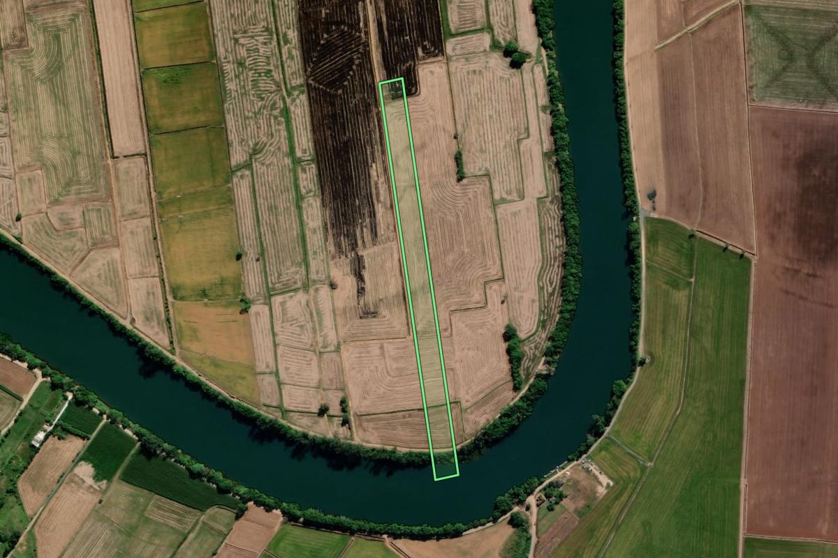 Imagem de satélite do imóvel rural em Araranguá (SC), com o contorno declarado no CAR desenhado por cima.
