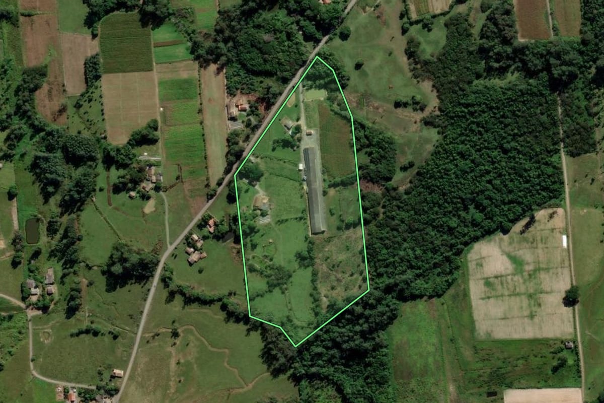 Imagem de satélite do imóvel rural em Araranguá (SC), com o contorno declarado no CAR desenhado por cima.