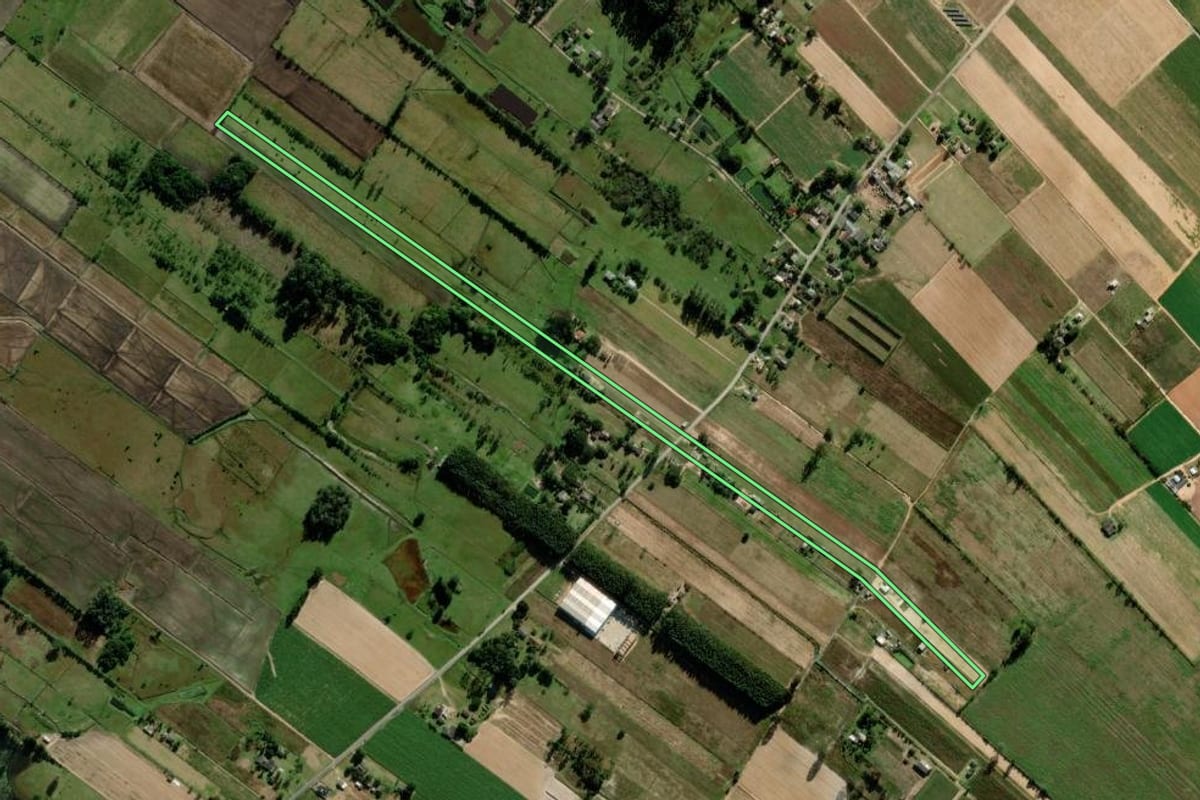 Imagem de satélite do imóvel rural em Araranguá (SC), com o contorno declarado no CAR desenhado por cima.