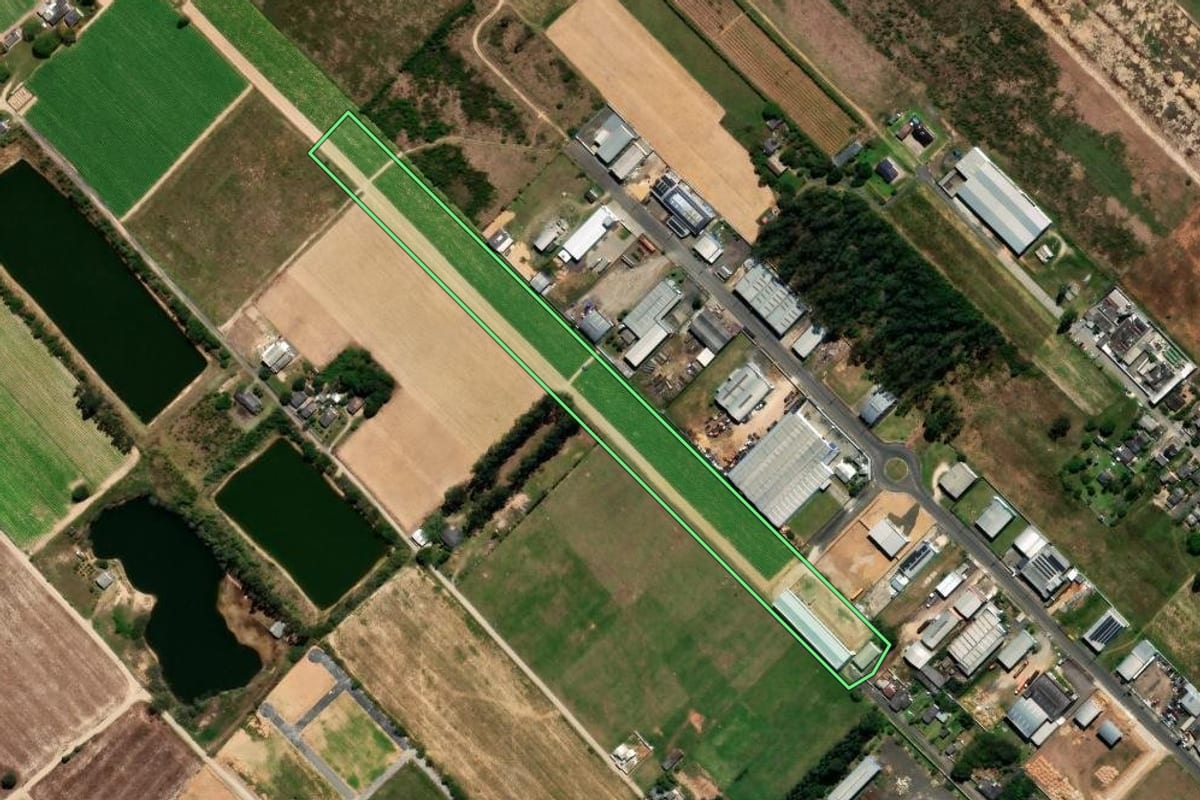 Imagem de satélite do imóvel rural em Araranguá (SC), com o contorno declarado no CAR desenhado por cima.