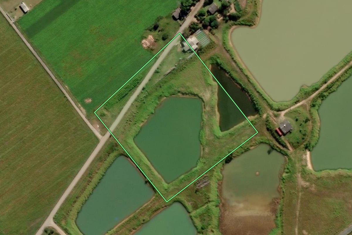 Imagem de satélite do imóvel rural em Araranguá (SC), com o contorno declarado no CAR desenhado por cima.