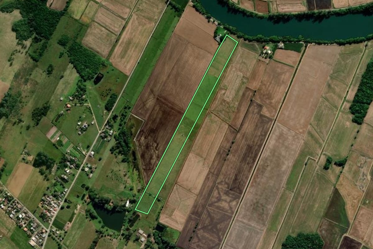 Imagem de satélite do imóvel rural em Araranguá (SC), com o contorno declarado no CAR desenhado por cima.