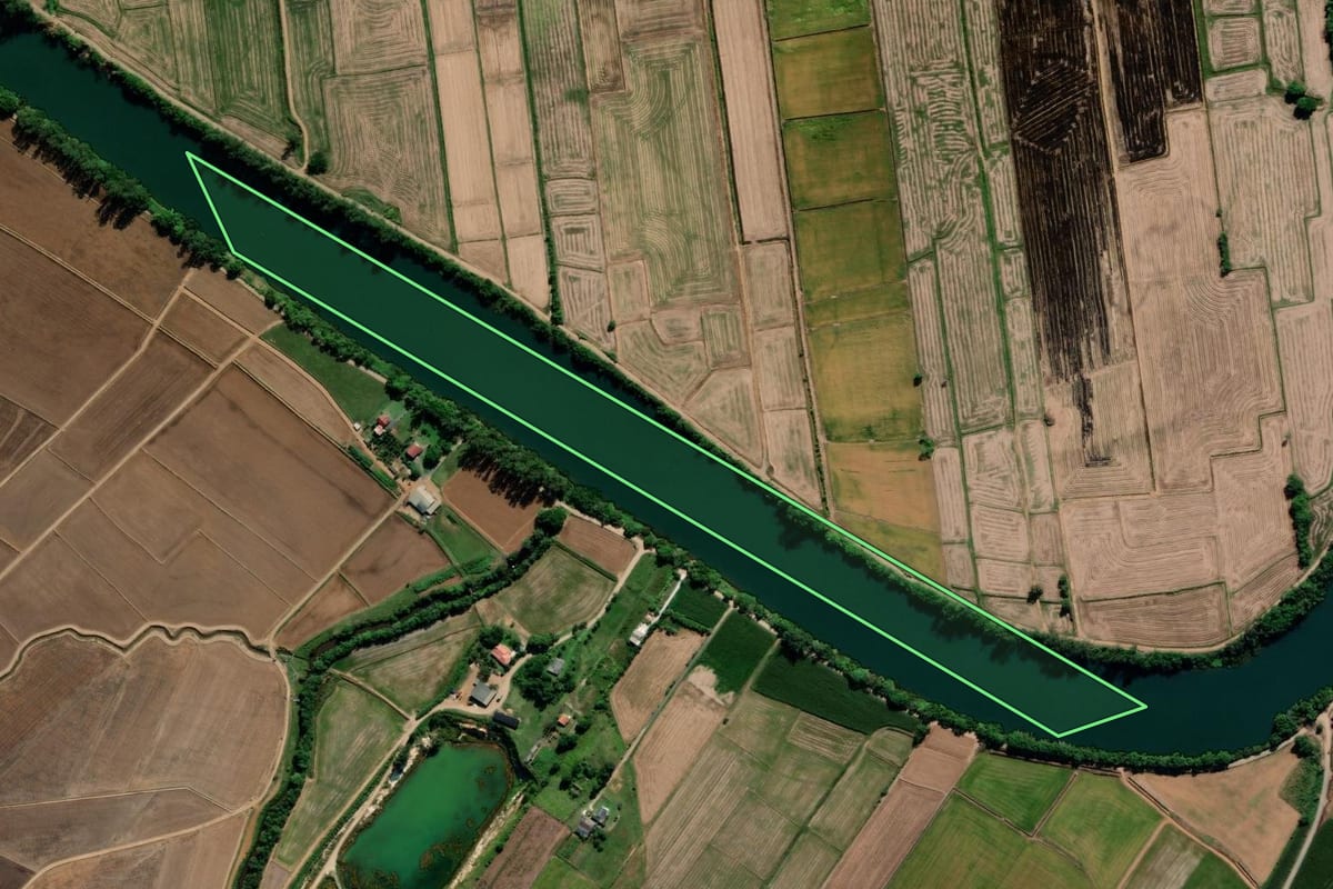 Imagem de satélite do imóvel rural em Araranguá (SC), com o contorno declarado no CAR desenhado por cima.