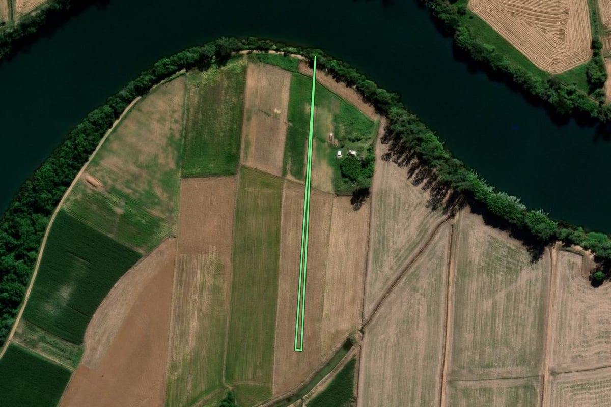 Imagem de satélite do imóvel rural em Araranguá (SC), com o contorno declarado no CAR desenhado por cima.