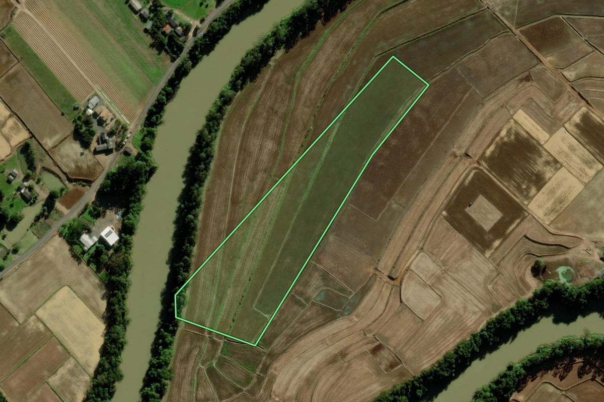 Imagem de satélite do imóvel rural em Araranguá (SC), com o contorno declarado no CAR desenhado por cima.