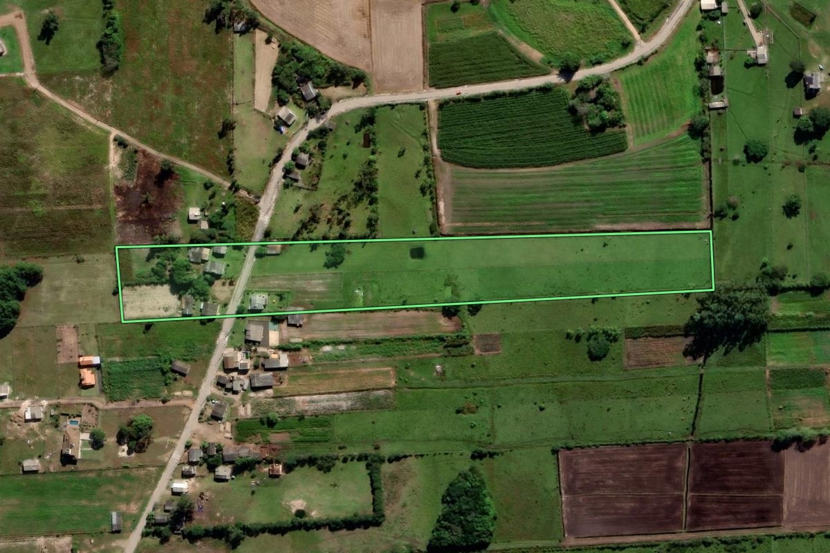 Imagem de satélite do imóvel rural em Araranguá (SC), com o contorno declarado no CAR desenhado por cima.