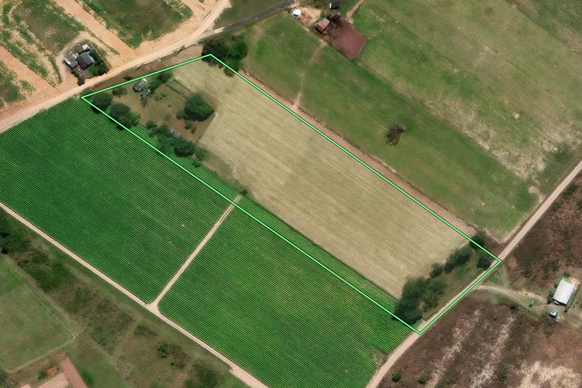 Imagem de satélite do imóvel rural em Araranguá (SC), com o contorno declarado no CAR desenhado por cima.