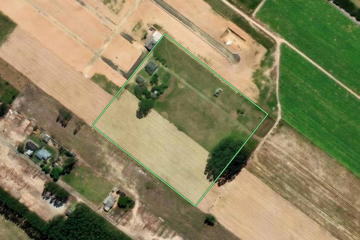 Imagem de satélite do imóvel rural em Araranguá (SC), com o contorno declarado no CAR desenhado por cima.