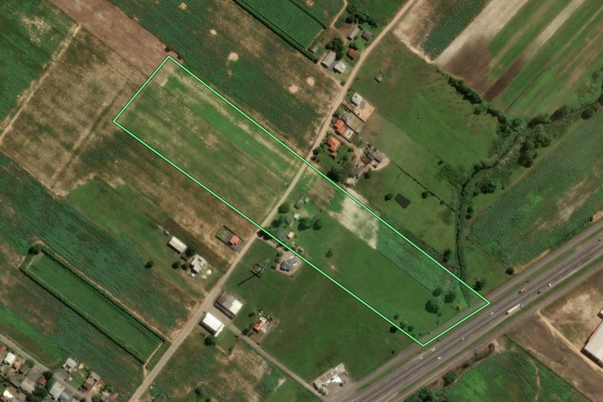 Imagem de satélite do imóvel rural em Araranguá (SC), com o contorno declarado no CAR desenhado por cima.