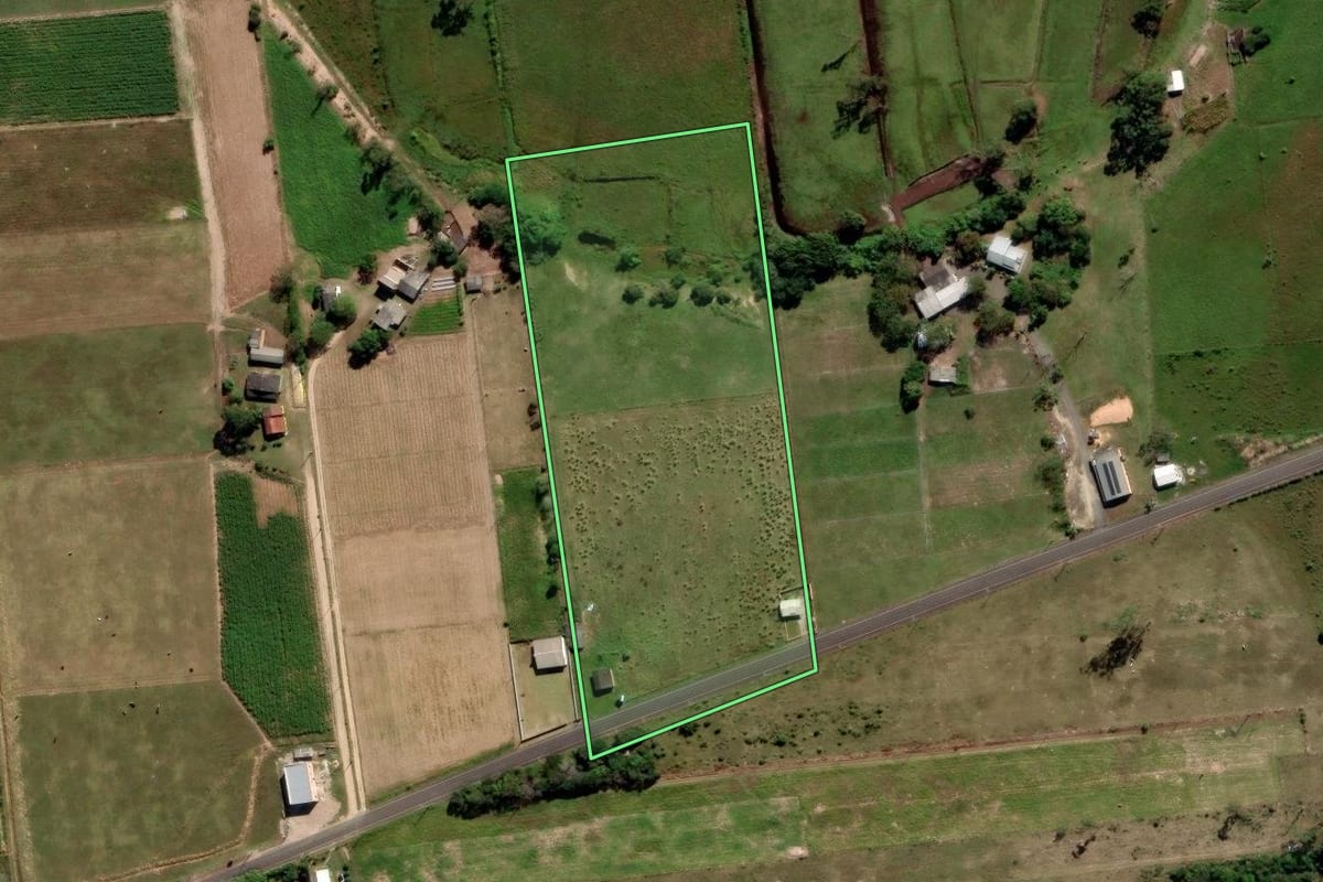 Imagem de satélite do imóvel rural em Araranguá (SC), com o contorno declarado no CAR desenhado por cima.