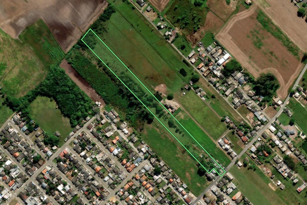 Imagem de satélite do imóvel rural em Araranguá (SC), com o contorno declarado no CAR desenhado por cima.