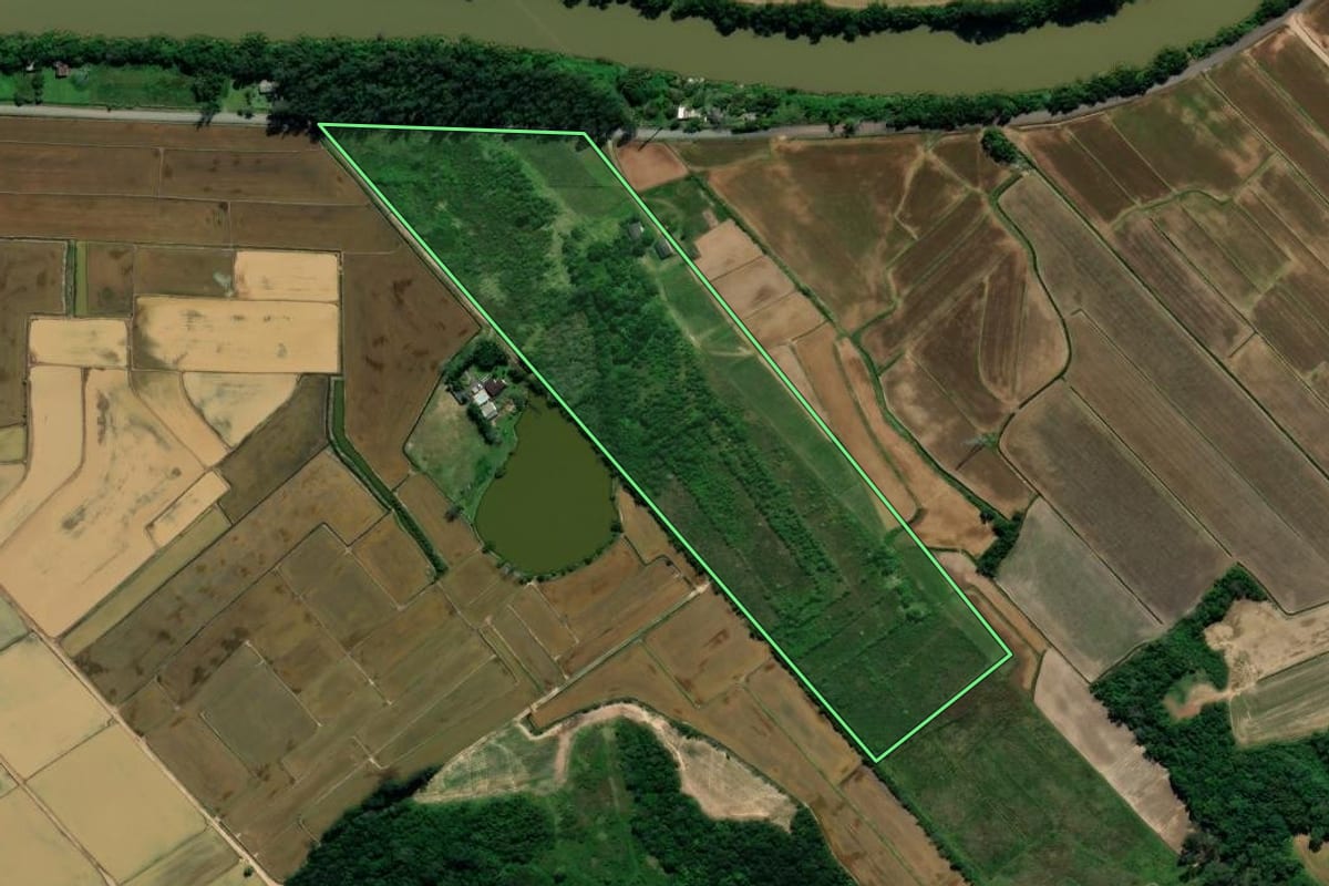 Imagem de satélite do imóvel rural em Araranguá (SC), com o contorno declarado no CAR desenhado por cima.