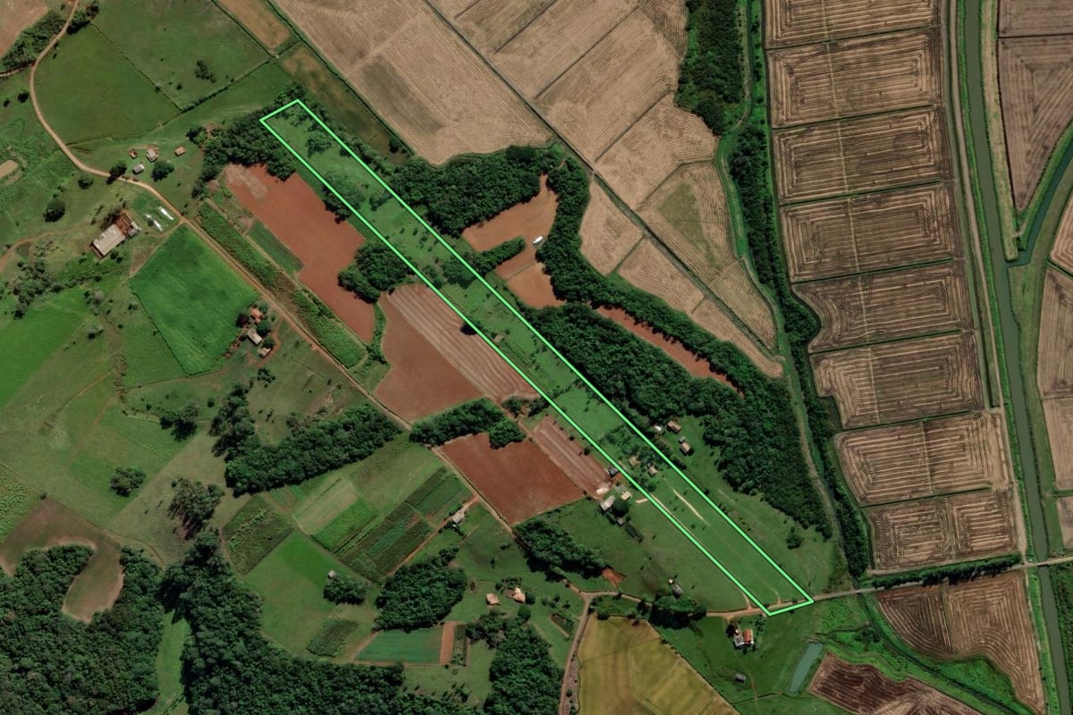Imagem de satélite do imóvel rural em Araranguá (SC), com o contorno declarado no CAR desenhado por cima.
