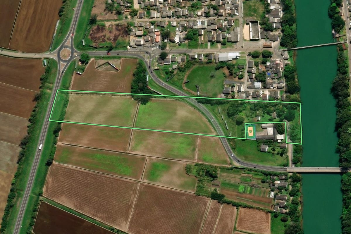 Imagem de satélite do imóvel rural em Araranguá (SC), com o contorno declarado no CAR desenhado por cima.