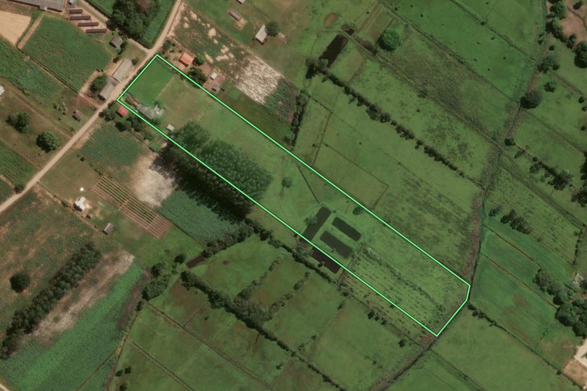 Imagem de satélite do imóvel rural em Araranguá (SC), com o contorno declarado no CAR desenhado por cima.