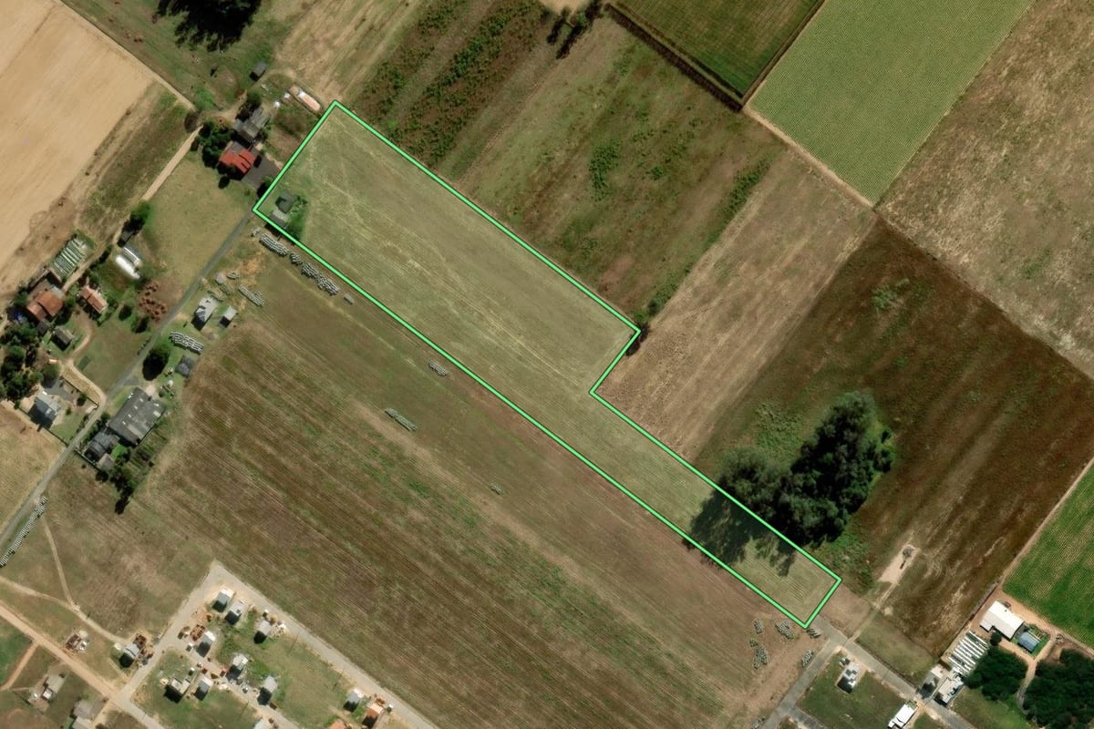Imagem de satélite do imóvel rural em Araranguá (SC), com o contorno declarado no CAR desenhado por cima.