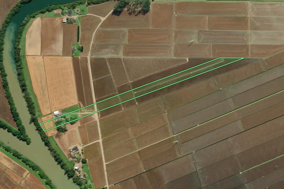 Imagem de satélite do imóvel rural em Araranguá (SC), com o contorno declarado no CAR desenhado por cima.