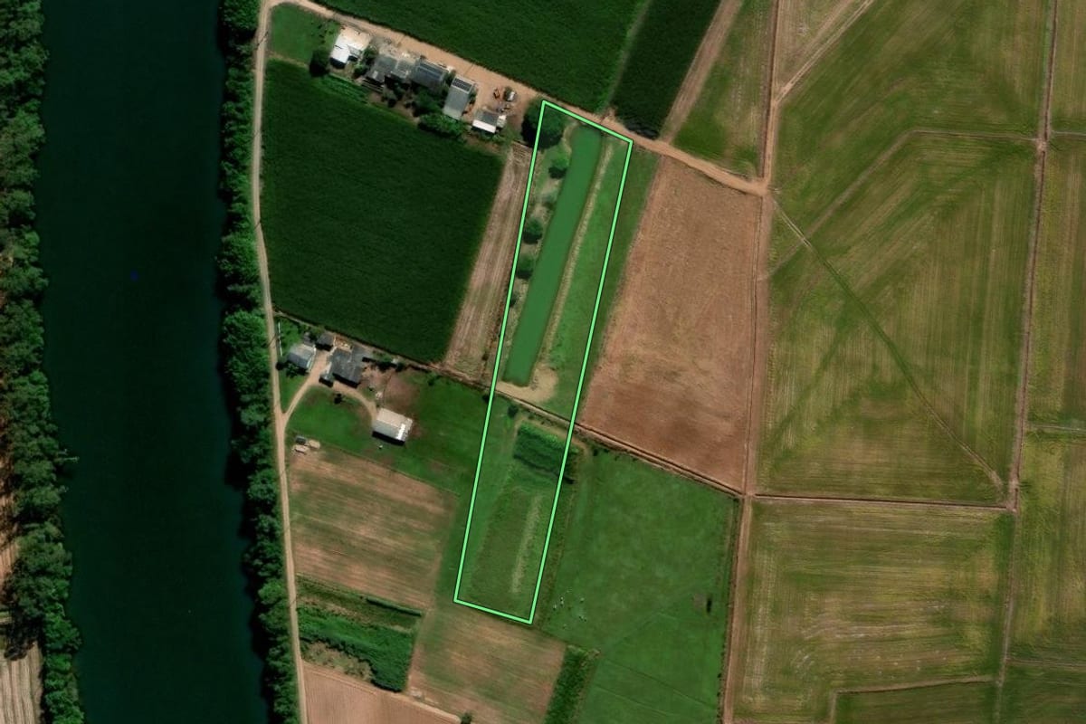 Imagem de satélite do imóvel rural em Araranguá (SC), com o contorno declarado no CAR desenhado por cima.