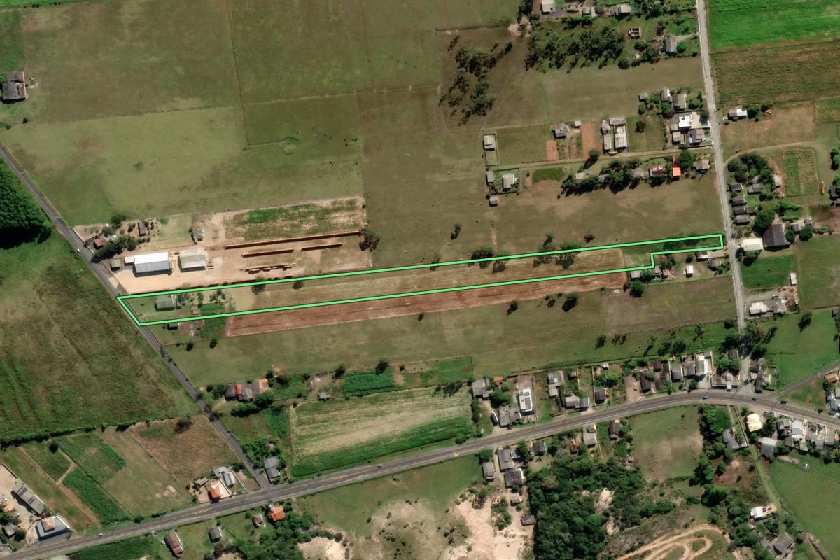 Imagem de satélite do imóvel rural em Araranguá (SC), com o contorno declarado no CAR desenhado por cima.