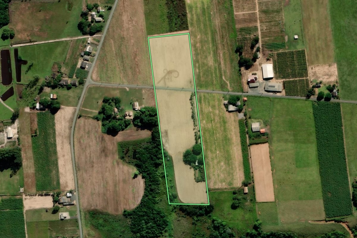 Imagem de satélite do imóvel rural em Araranguá (SC), com o contorno declarado no CAR desenhado por cima.